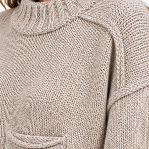 Dettaglio della maglia, del girocollo a coste e della tasca del maglione Keeling Irua Greice