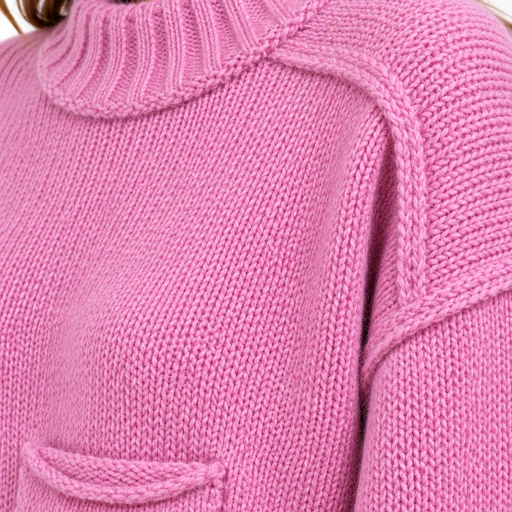 Dettaglio della maglia, del girocollo a coste e della tasca del maglione Keeling Irua Rosa