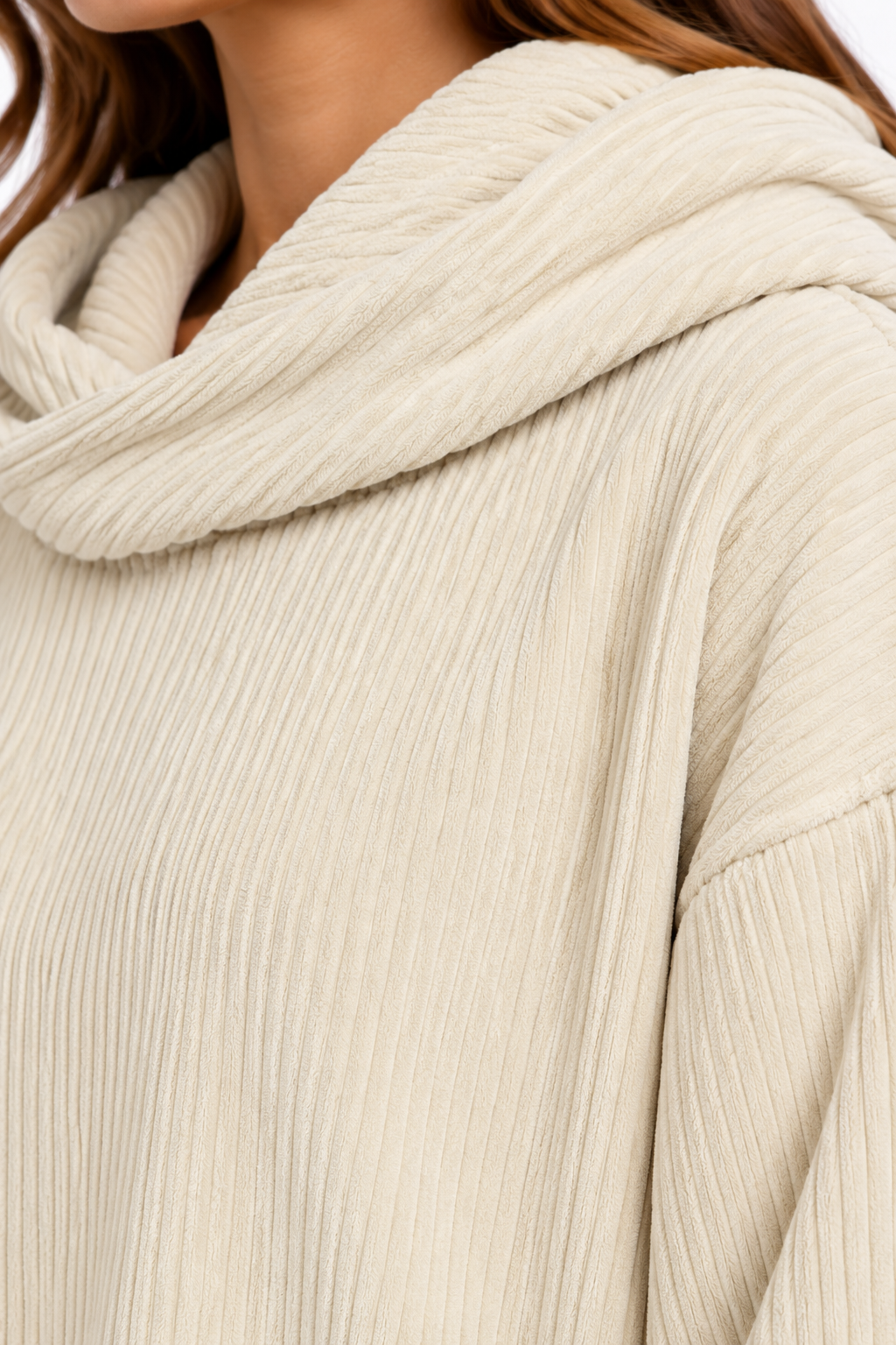 Dettaglio della lavorazione a coste e del cappuccio del maglione Keeling Lerin in 100% cotone, variante Kaky