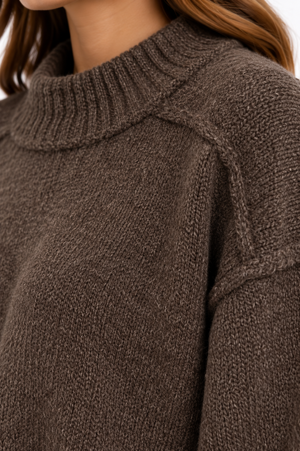 Dettaglio della lavorazione, del collo a coste e delle cuciture in rilievo del maglione Keeling Marei Mocha