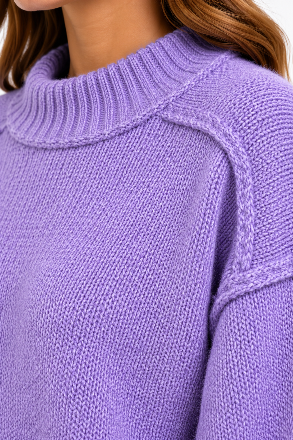 Dettaglio della maglia, del collo a coste e delle cuciture in rilievo del maglione Keeling Marei Prugna