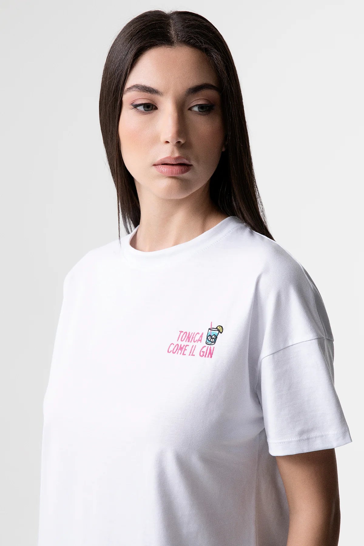 T-shirt Superculture con ricamo "Tonica come il gin"
